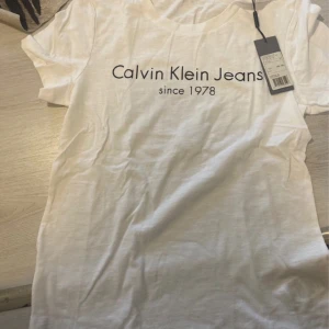 T shirt calvin Klein  - Ny med lapp, storlek M