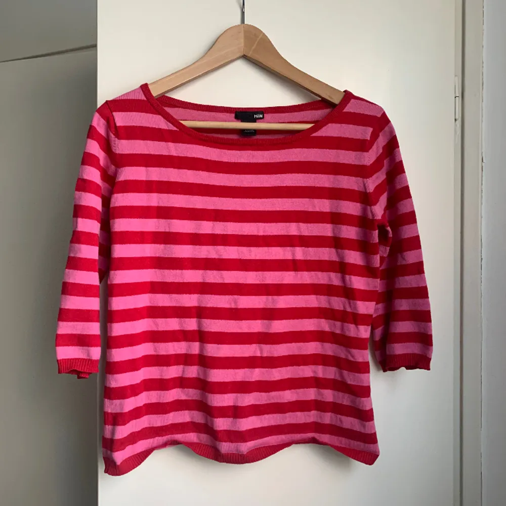 En söt röd och rosa randig tröja med trekvartsärm. Superskön i stickat material, storlek m men passar mig med xs/s. 💓. Tröjor & Koftor.