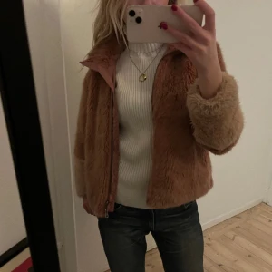 Snygg pälsjacka  - Jätte snygg fake pälsjacka som är köpt second hand. Så snygg färg och modell!