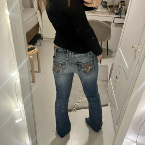 Lågmidjade bootcut jeans  - Så coola Lågmifjade bootcut jeans med supercoola bakfickor från j&company! I bra skick! Midjemått 37cm innerbenslängd 80cm ❤️‍🔥
