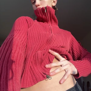 Zipup - En svin snygg röd zipup i stickat tyg! Storlek M