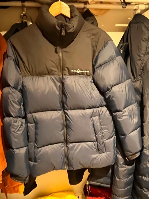 Sail racing vinterjacka  - Säljer nu min Sail racing jacka 10/10 i skick den är köpt förra vintern den är köpt för 2400kr  kom privat om ni vill ha mer/bättre bilder priset går att diskutera 