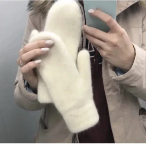 Vantar  -  Säljer nu dessa super fina tumvantarna💛 perfekt nu till höst och vinter🍁 håller värmen bra då dem är fodrade☃️ (oanvända)❤️‍🔥hör gärna av dig vid flera frågor eller intresse🤍🤍