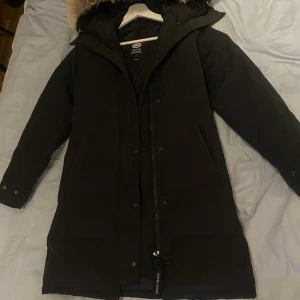 Canada goose jacka dam - Modell shelburne storlek xxs jackan är i bra skick inga hål eller märken. Pris kan diskuteras  Finns inget kvitto på jackan kvar!