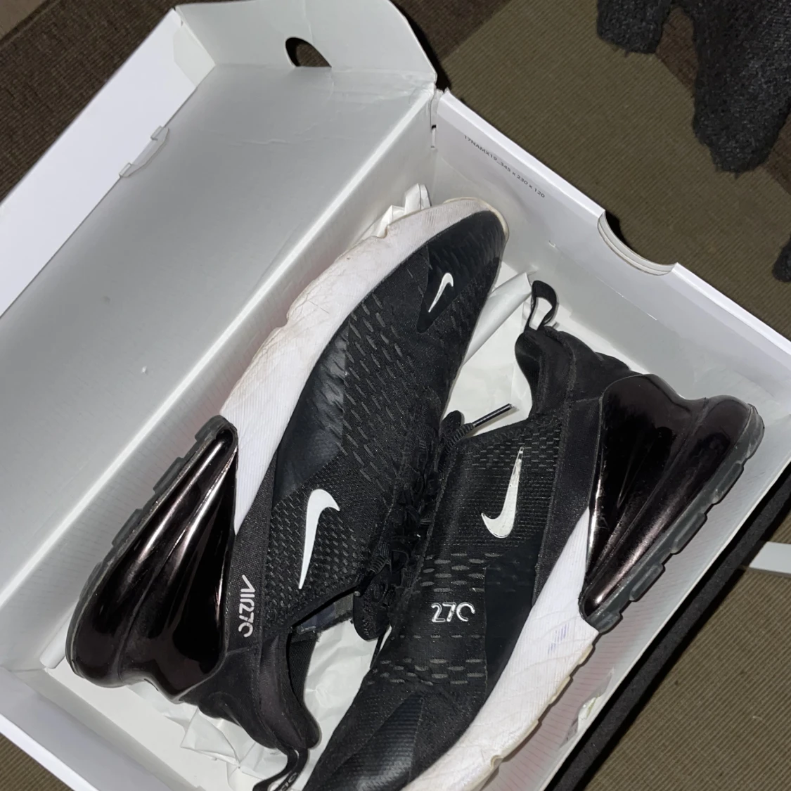 Nike airmax 270 svarta och vita