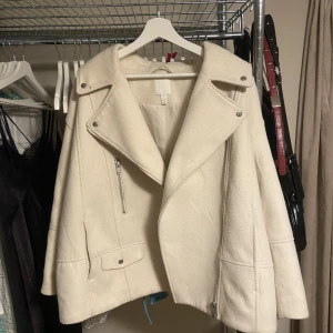 Vit/beige jacka  - Knappt använd 