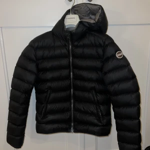 Colmar jacka - Stilren vinterjacka, använd en vinter, inga defekter, nypris ca 4500, sista bilden är lånad