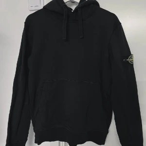 Stone Island Hoodie Strl M - Säljer min Stone Island hoodie pga används ej längre. Ny pris 3499kr.