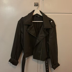 Jacka  - Jacka från Gina köpt för två veckorsedan men säljer för att den inte passar mig mörkgrön