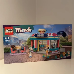 Lego Friends - Jag säljer Lego friends pga att det inte används. Den har varit ihopasatt och sedan nedplockad i förpackning igen, alla bitar finns!