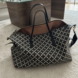 Marlene Birger väska - Ett nästan helt ny weekendbag från Marlene Birger.  Finns ett till band som medföljer, även dustbag. Inget slitage alls  Nypris 3799kr