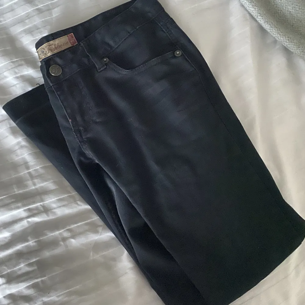 Säljer dessa straight lågmidjade jeansen då dem inte passade mig. Köpare står för frakt💓📦. Jeans & Byxor.