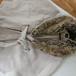 Beige cape  - Beige cape från Bubbleroom.  Avtagbar päls.  Storlek 40. 