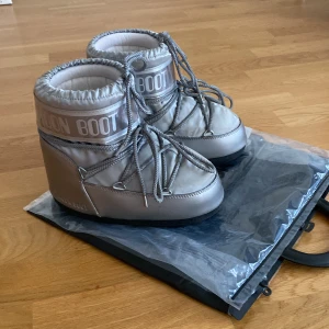 Moon Boot  - Säljer dessa sköna och varma Moon Boot som passar perfekt nu till vintern. Skorna är sparsamt använda. Ordpris: 2200kr