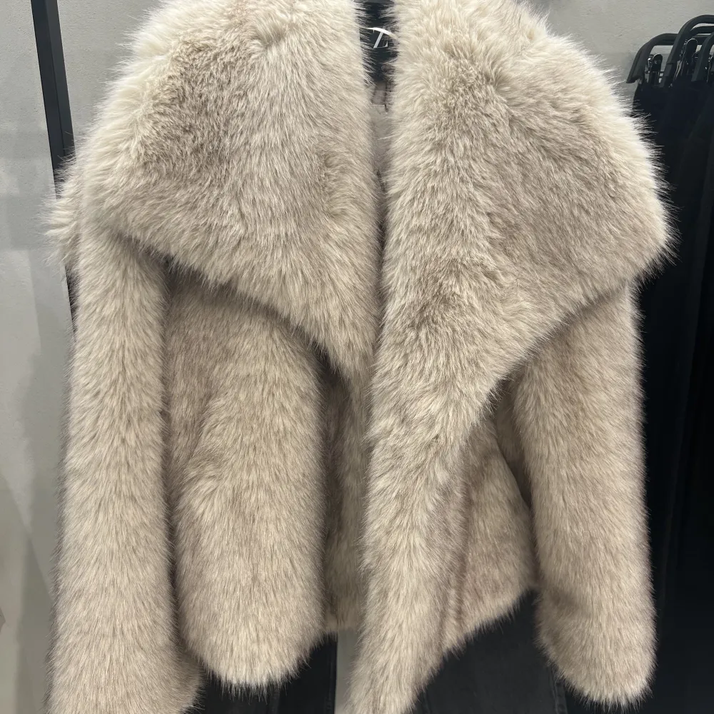 Säljer nu min sjukt snygga Zara jacka i fake päls som aldrig är använd. Prislapp kvar och den är helt slutsåld på hemsidan. I storlek M,  passar mig som vanligtvis har S.. Jackor.