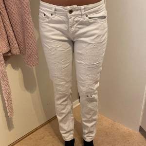 skitcoola vita jeans med nice detaljer på framsidan. lågmidjade och slimfit