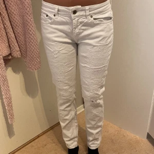 vita byxor - skitcoola vita jeans med nice detaljer på framsidan. lågmidjade och slimfit