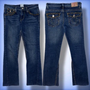 True Religion Jeans - Ett par jätte fina lågmidjade, True religion Jeans, med en unik design☺️ (jeansen är smått uppsydda) hör av dig om du har fler frågor eller om du vill se defekter!☺️