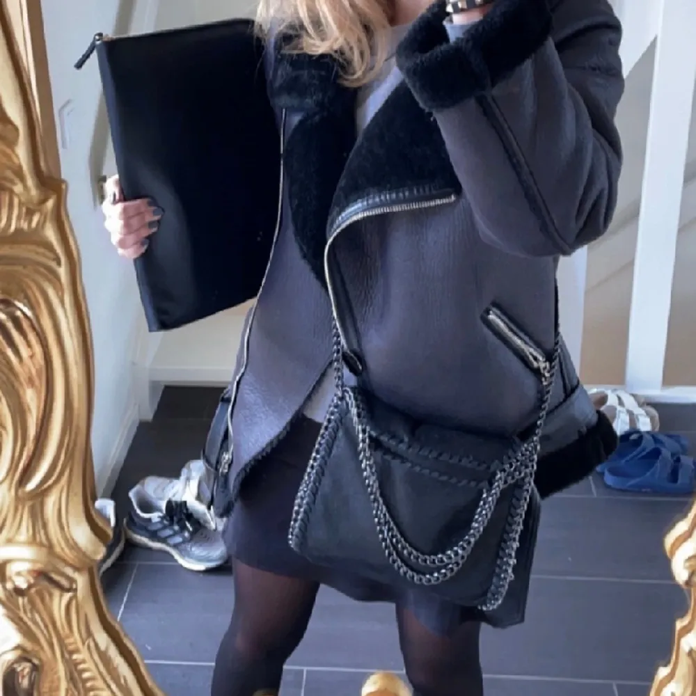 Väska som liknar stella Mccartney. Bra skick. Är inte lika glittrig som den ser ut på bilden. Skriv för fler frågor eller intresse . Laukut & Käsilaukut.