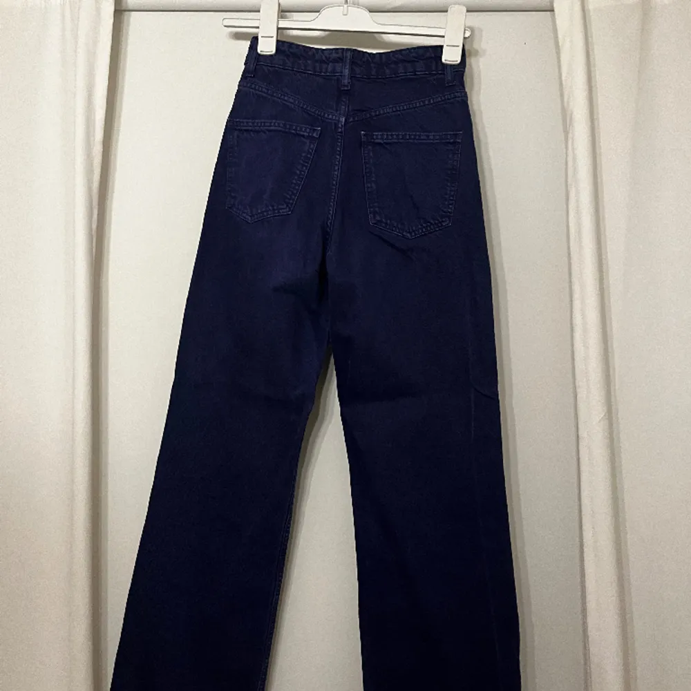 Nästintill oanvända jeans från Zara. Hög midja, vida ben.  Längd; 110cm Innersöm: 80cm. Jeans & Byxor.