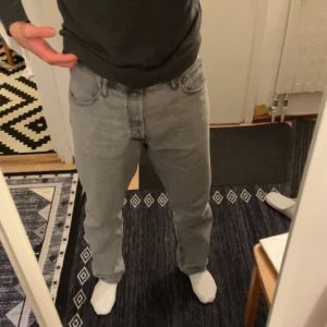 Jack & Jones jeans Kille - Jeans, stl. Midja 34 tum, Herr Jack & Jones gråa Relaxed jeans med riktigt bra skick. Knappt använda. Storlek W 34, L 32. Nypris 599 kr, jag säljer de för 350 kr, säljer de pågrund av fel storlek för mig. Priset kan diskuteras vid snabb affär!