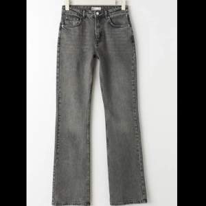 Grå jeans från Gina tricot. Storlek 34. Pris 150kr