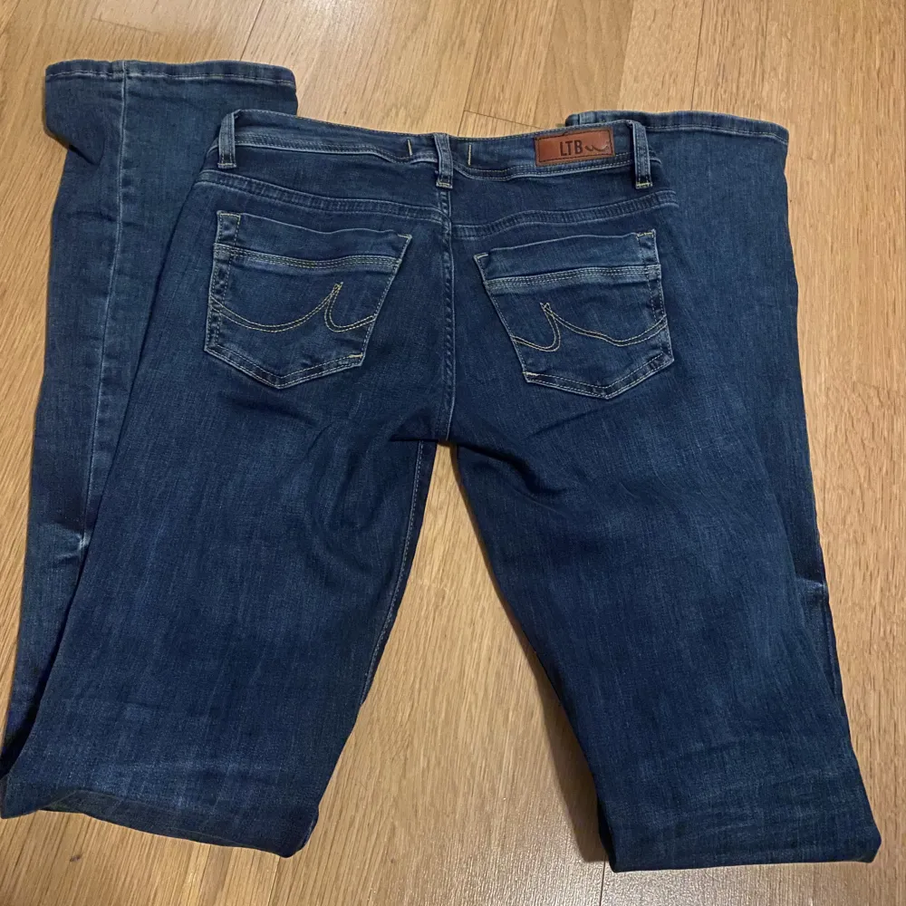 Mörkblå ltb jeans, säljer för att dom inte kommer till användning💕. Jeans & Byxor.