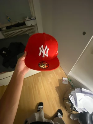 Röd yankee fitted cap -  storleken är 56.8cm Alla klistermärken är fortforande på Priset kan talas om 