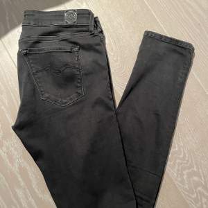 Ett par schyssta slim fit replay jeans i storleken 28. Väldigt bra skick utan defekter. Fickorna är lite mindre