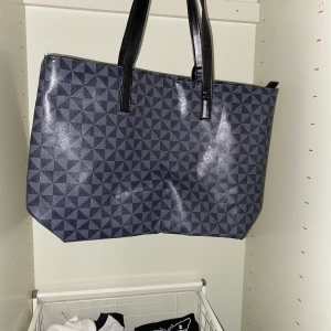 Väska - Väskan är ganska ny, den är också stor så man får plats med mkt i den! Den är i bra skick!