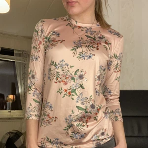 Blommig tröja! - Fin ljusrosa blommig tröja! Väldigt skönt tyg. Säljer pågrund av att den inte är i min ”still”! Köpa för 100kr men säljer nu för 20 kr inklusive frakt!💗