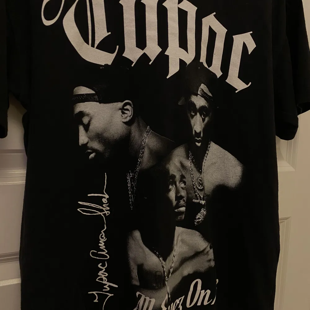 Jättefin Tupac T-shirt från Pull&Bear! Mycket bra kvalitét, använd få gånger☺️. T-shirts.