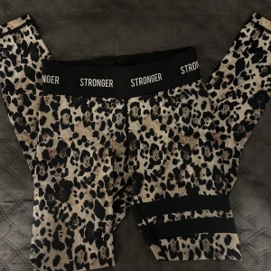 Träningsbyxor  - Säljer mina träningsbyxor i leopardmönster från Stronger. De är i bra skick!