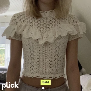 Stickad tshirt - Jättefin tröja köpt här på plick några månader sedan. Jättebra skick, inga defekter. Så fin till sommaren! Säljer då jag ej får någon användning. Första bilden från tidigare ägaren☺️