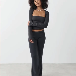 Ginatricot soft touch folded yoga pants - Säljer nu mina byxor för 200 där original priset är 360kr. God skick, lappet är klippt 💕