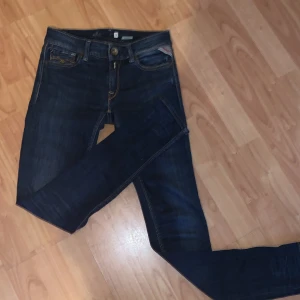 Replay jeans - Säljer dessa Replay jeans för jag inte använder dom, fråga om ni vill ha fler bilder och skriv om det är något ni undrar.