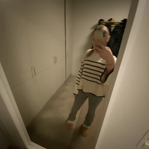 Randig tröja - Säljer denna randiga tröja i beige och svart från Gina Tricot! Används ett fåtal gånger. Tryck Ej på köp nu!💓