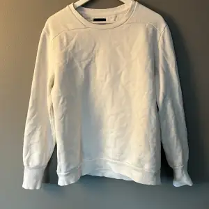 Schysst vit sweatshirt från Tiger of Sweden.  Stl M  Kan samfraktas ihop med andra köp 