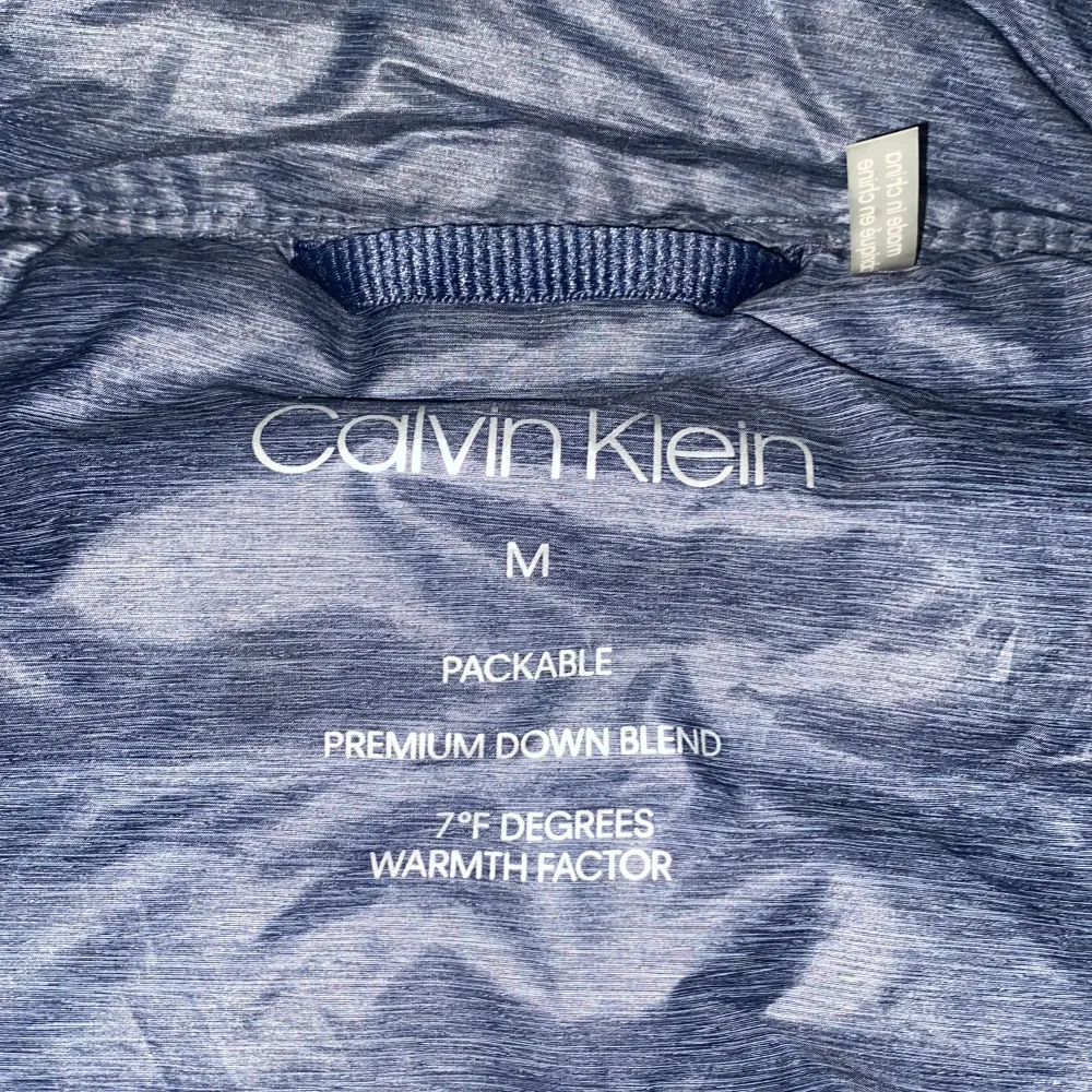 Säljer min Calvin Klein jacka i fint skick. Storlek M men passar L bättre då det är USAs storleksmått.. Jackor.