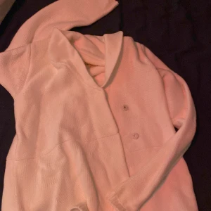 Vit kofta - Fin och mysig kofta, skön under dessa tider i skolan eller på jobbet! 