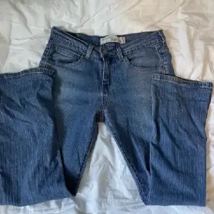 Supersöt Levis jeans midwaist! 38cm rakt över skulle säga passar s-m KONTAKTA FÖRE KÖP