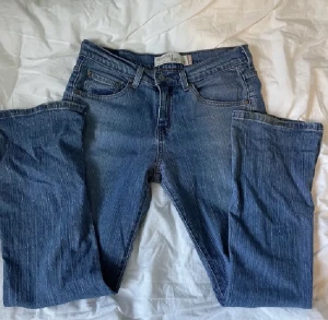 Levi’s jeans straight  - Supersöt Levis jeans midwaist! 38cm rakt över skulle säga passar s-m KONTAKTA FÖRE KÖP