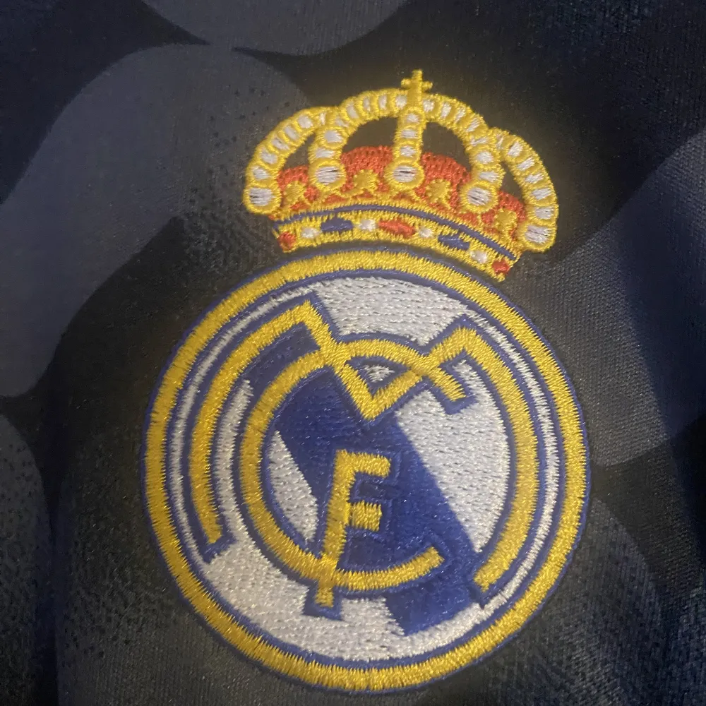 Oanvänd Real Madrid bortaställ 23/24. Pris går att diskuteras. . T-shirts.