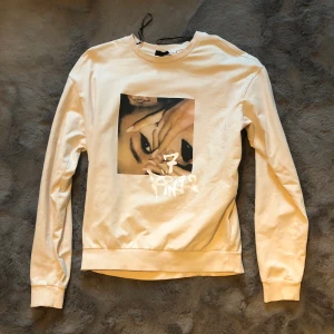 ariana grande merch - ariana grande tröja från 2019 i storlek s, nyskick ⭐️ använd ”köp nu”. 26/11-2023 fri frakt fram till 3 december