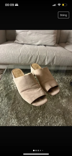 Slip ins med klack i ljus mocka - Sparsamt använda, men något slitna i tyget. Inga fläckar eller annat. Väldigt bekväma 