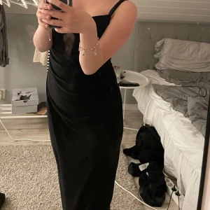 Zara klänning - Säljer nu min jättefina Zara klänning för att den inte har kommit till något till användning🩷Hör gärna av för fler bilder💕