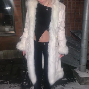 BEBE pälsjacka - (Lånade bilder) Vit pälsjacka från BEBE! Använd 1-2 gånger, i princip i nyskick.  kontakta vid ytterligare frågor<3