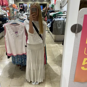 Lång beige kjol 🌟🪩👌😘 - Lång beige kjol som är PERFEKT till sommaren💓😍💋 säljer pga att jag inte känner mig bekväm i den 🥰🪩⭐️🌟 köpt för 500 säljer för 400