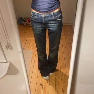 Miss sixty jeans med snygga bakfickor som tyvärr är för stora. Storlek 30 så passar runt 38, eller med bälte. Nästan helt oanvända❤️