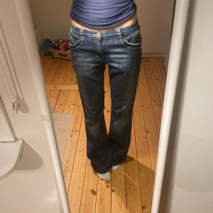 Miss sixty jeans  - Miss sixty jeans med snygga bakfickor som tyvärr är för stora. Storlek 30 så passar runt 38, eller med bälte. Nästan helt oanvända❤️